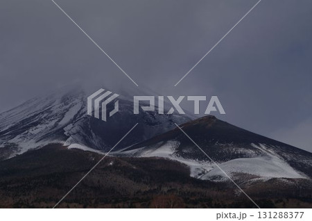 宝永山火口と世界遺産の富士山12 131288377