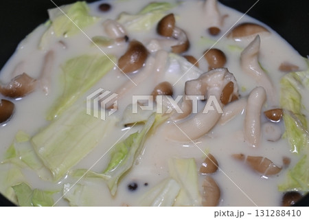 手作りクリームスープ（キャベツとキノコ） 131288410