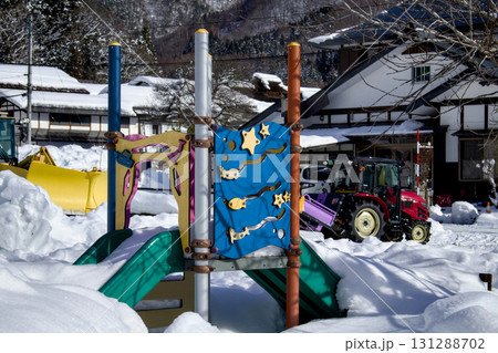雪に覆われた滑り台と民家トラクターの日常風景 雪に覆われた滑り台と民家トラクターの日常風景 131288702