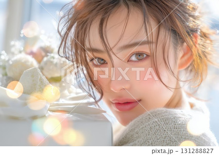 プレゼントの包みを持つ若い女性 131288827