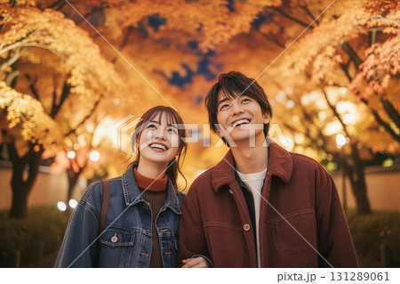 ライトアップされた紅葉を眺めるカップル 131289061