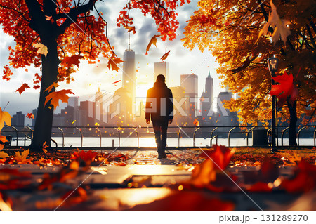 秋の夕暮れに都市を背に歩く人物 131289270