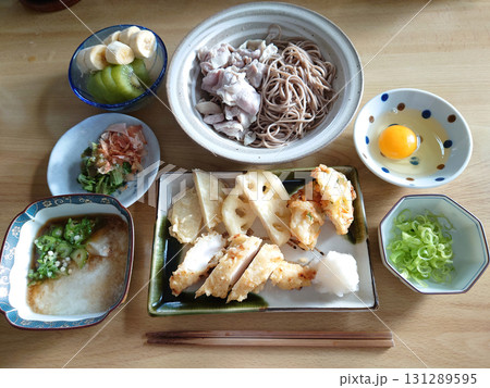 Tempura 和食の定番メニュー～ざるそばと天ぷら盛り合わせの定食セット (小鉢とデザート付き) 131289595