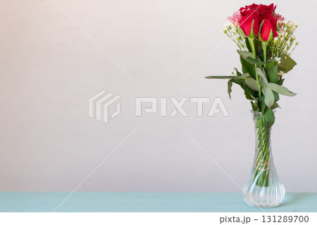 花瓶に生けた薔薇の花 花瓶に生けた薔薇の花 131289700