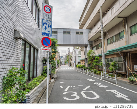 生活道路対策が施された区域の入口　【ゾーン30】の標識 131289739