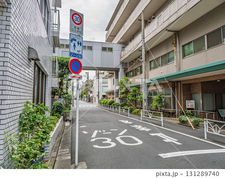 生活道路対策が施された区域の入口　【ゾーン30】の標識 131289740