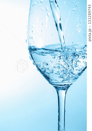 コップに水を注ぐ 131289743