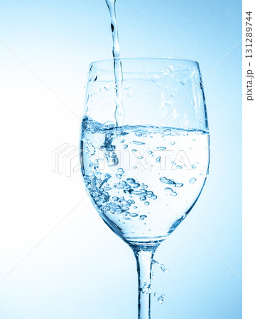 コップに水を注ぐ コップに水を注ぐ 131289744