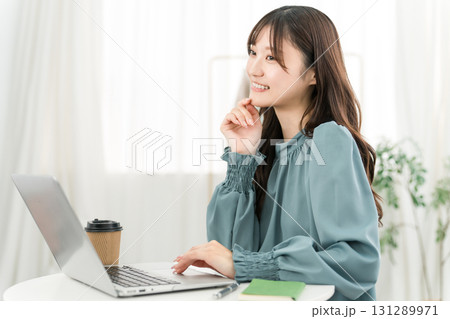 家でパソコンを使う女性（働く,在宅勤務,フルリモート,リモートワーク,テレワーク） 131289971