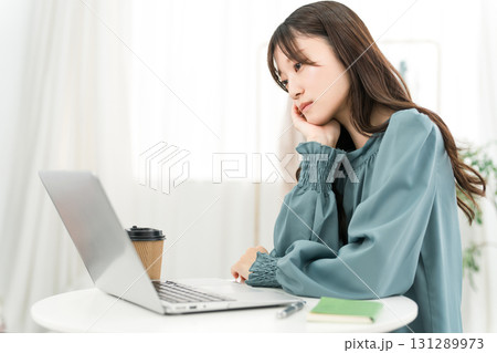 パソコンを見ながら落ち込む,考える,悩む若いアジア人ビジネスウーマン（落ち込む,孤独） 131289973