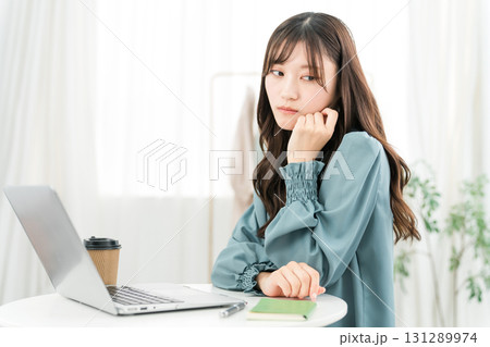 パソコンを見ながら落ち込む,考える,悩む若いアジア人ビジネスウーマン（落ち込む,孤独） 131289974