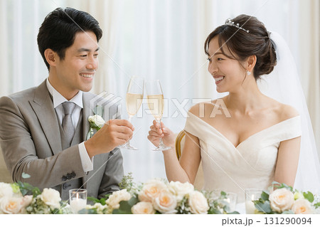 披露宴で乾杯する新郎新婦 披露宴で乾杯する新郎新婦 131290094
