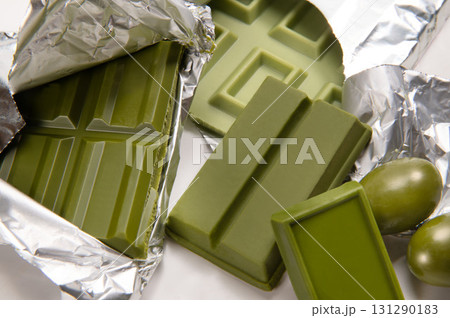 抹茶を練り込んだ日本のチョコレート菓子 131290183