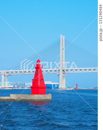 横浜北水堤灯台(赤灯台)とベイブリッジ 都市景観(2025年8月) 横浜北水堤灯台(赤灯台)とベイブリッジ 都市景観(2025年8月) 131290484
