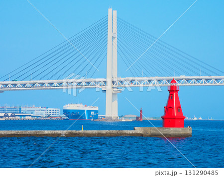 横浜北水堤灯台（赤灯台）とベイブリッジ　　都市景観（2025年8月） 131290485
