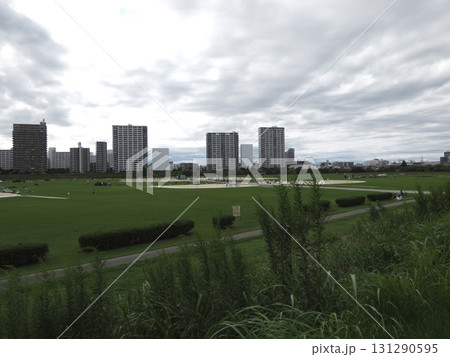 広大な河川敷公園：高層マンション群と対比する緑の空間 131290595