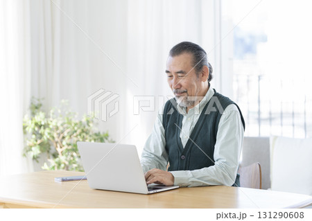 ノートパソコンで作業をする70代の男性 ノートパソコンで作業をする70代の男性 131290608
