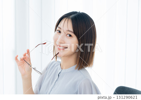 メガネを掛ける若い女性 メガネを掛ける若い女性 131290621
