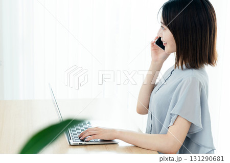 オフィスで通話する女性 131290681