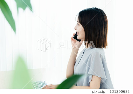 オフィスで通話する女性 131290682