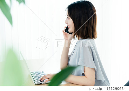 オフィスで通話する女性 オフィスで通話する女性 131290684