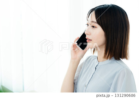 オフィスで通話する女性 131290686