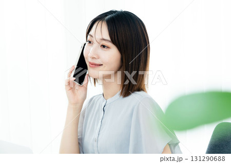 オフィスで通話する女性 オフィスで通話する女性 131290688