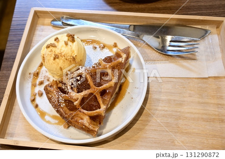 アップルパイとアイスクリーム 131290872