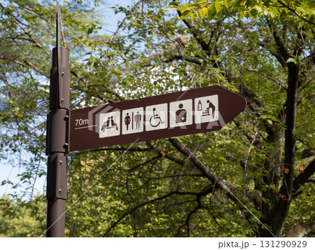 ピクトグラムによる案内標識 131290929
