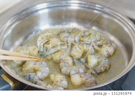 エビをフライパンで焼く(ガーリックシュリンプ)・焼き始めでエビの色が赤くなる前 エビをフライパンで焼く(ガーリックシュリンプ)・焼き始めでエビの色が赤くなる前 131291974