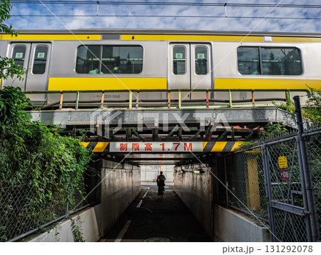 鉄道高架下の高さ制限を示す標識「制限高 1.7M」 鉄道高架下の高さ制限を示す標識「制限高 1.7M」 131292078