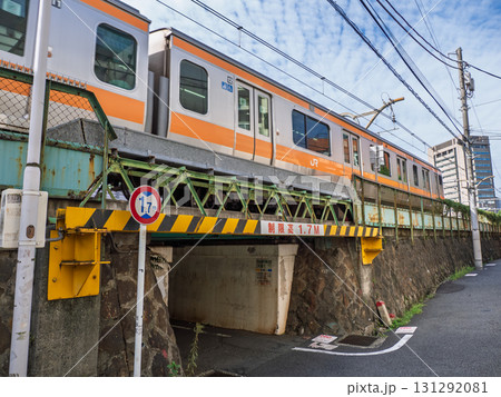鉄道高架下の高さ制限を示す標識「制限高 1.7M」 鉄道高架下の高さ制限を示す標識「制限高 1.7M」 131292081
