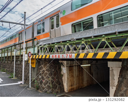 鉄道高架下の高さ制限を示す標識「制限高 1.7M」 鉄道高架下の高さ制限を示す標識「制限高 1.7M」 131292082