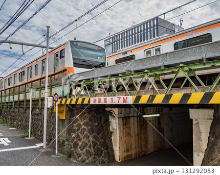 鉄道高架下の高さ制限を示す標識「制限高 1.7M」 鉄道高架下の高さ制限を示す標識「制限高 1.7M」 131292083