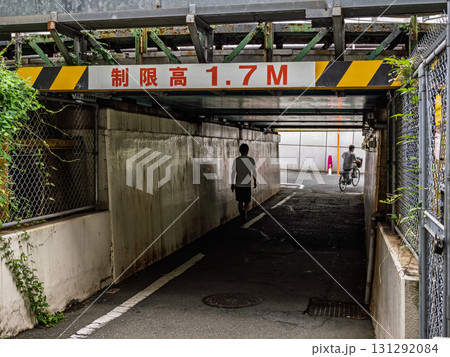 鉄道高架下の高さ制限を示す標識「制限高 1.7M」 131292084