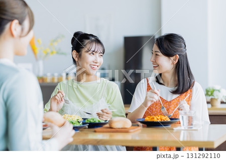 カフェでランチをする若い女性 カフェでランチをする若い女性 131292110