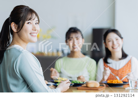 カフェでランチをする若い女性 カフェでランチをする若い女性 131292114