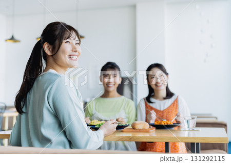 カフェでランチをする若い女性 131292115