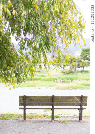 川沿いの無人のベンチ 川沿いの無人のベンチ 131292332
