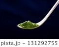 抹茶　黒背景の茶匙クローズアップ 131292755