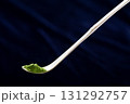 抹茶　黒背景の茶匙クローズアップ 131292757