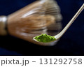 抹茶　黒背景の茶匙クローズアップ 131292758