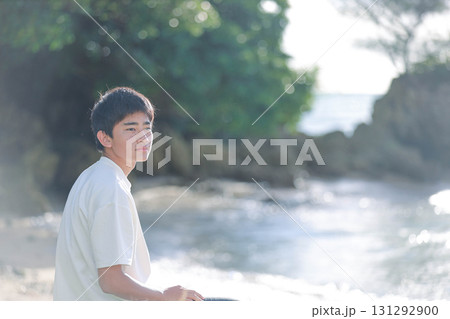 海辺で見つめる少年 131292900