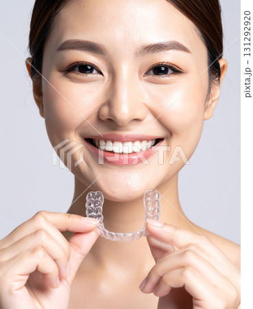 マウスピースを持つ若い女性 マウスピースを持つ若い女性 131292920