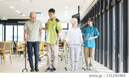 高齢者の歩行サポートをするアジア人介護士 131292965