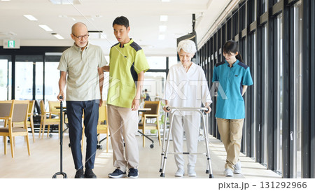 高齢者の歩行サポートをするアジア人介護士 高齢者の歩行サポートをするアジア人介護士 131292966