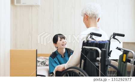 高齢者の移乗介助をするアジア人介護士 131292977