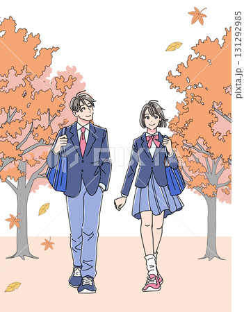 秋の並木道を歩く制服姿の男女　縦 131292985