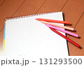 赤系色鉛筆とスケッチブック 131293500