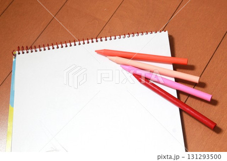 赤系色鉛筆とスケッチブック 赤系色鉛筆とスケッチブック 131293500